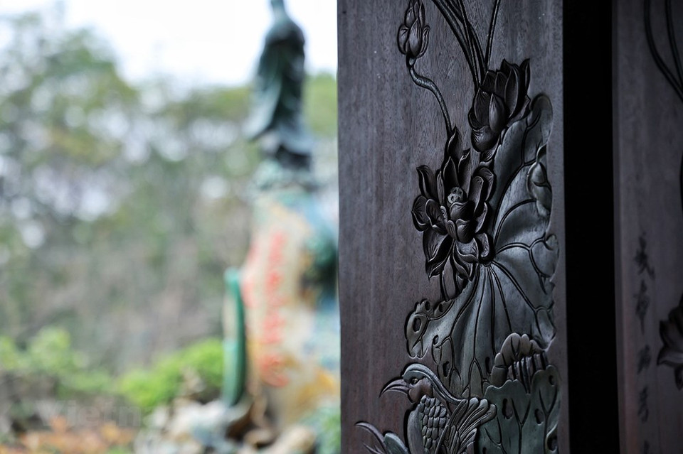 De estas construcciones se destacan la catedral del barrio de Hoan Kiem y las iglesias de Hoang Mai y Lang Tam. En Hanoi, el estilo neogótico influyó más en las iglesias. A través del tiempo, la arquitectura y el espacio de Hanoi han experimentado muchos cambios con remozamientos, modificaciones, construcciones nuevas y edificios altos. Sin embargo, para los capitalinos esos queridos rasgos arquitectónicos quedarán para siempre, realzando la belleza distintiva de su ciudad milenaria. De acuerdo con el subdirector del Departamento General de Turismo de la nación indochina, Ha Van Sieu, se proyecta desarrollar productos de carácter cultural y típico de las localidades, para convertirlos en potencialidades peculiares de cada región (Fuente: Vietnam+)