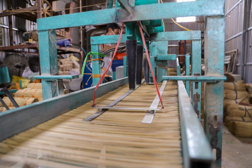 Este pueblo se encuentra entre varios repartidos por todo Vietnam que producen incienso, el aroma de cada lote adaptado a los gustos de las regiones y países en los que se venderán. Los inciensos son habituales en las casas vietnamitas, en donde suelen usarse en ritos para recordar a sus ancestros. Los inciensos también son usados para los ritos religiosos, festividades y ceremonias. En la aldea de Quang Phu Cau, las familias han dedicado a la elaboración de incienso durante más de un siglo. Las varillas de incienso de Quang Phu Cau no solo son preferidas por los clientes nacionales, sino también se exportan a muchos países. (Foto: Vietnam+) 