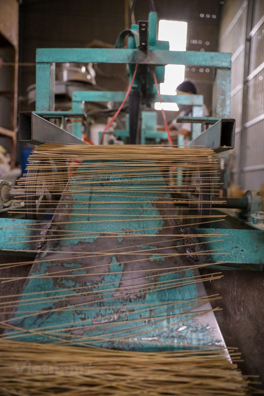 Quang Phu Cau es un pueblo ubicado en las afueras de Hanoi que se dedica más que todo a las artesanías, entre lo que está por supuesto la fabricación de incienso para el consumo interno del país y para la exportación, siendo una fuente de ingresos importante para la economía. Como son culturas tan espirituales, tradicionales y religiosas el incienso es muy usado para rituales y homenajes tiene una demanda muy alta. Una de sus tareas es producir el incienso para el año nuevo lunar. Esta sustancia aromática, que se quema para señalar acontecimientos relevantes y conectar con el mundo espiritual, es desde hace miles de años un icono de la cultura vietnamita. (Foto: Vietnam+) 