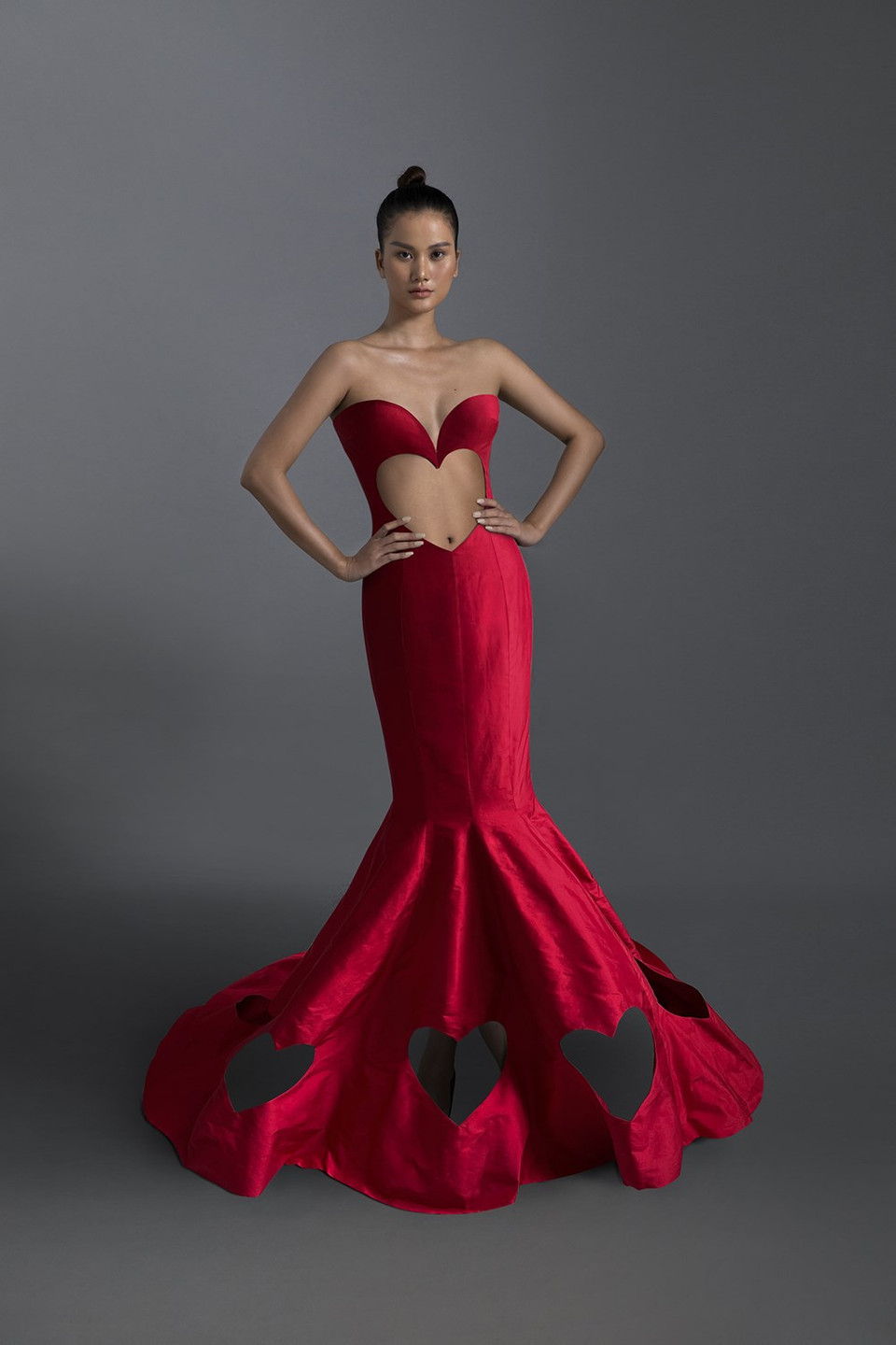 Debido a la influencia del distanciamiento social, esta es la primera vez que Tran Hung realiza personalmente todas las etapas de la colección, desde el proceso de idear y bosquejar hasta la sastrería, la fotografía casera, y los diseños oficiales. “Estamos orgullosos de que esta marca de moda en Vietnam tenga como objetivo convertirse en una casa de moda sostenible. El 90 por ciento de los materiales utilizados por Tran Hung son respetuosos con el medioambiente y proceden de la seda”, destacaron fuentes oficiales. También según los expertos, sus productos de costura se hacen en su mayoría a mano y sus técnicas han alcanzado el nivel avanzado para minimizar el uso de máquinas. (Fuente: Vietnam+)