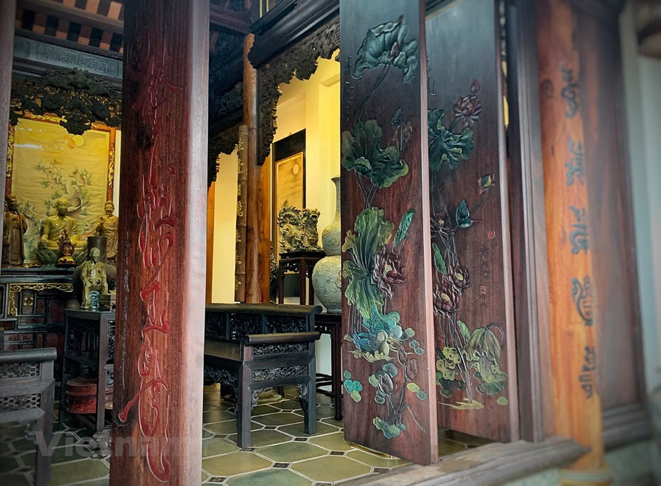 Todos los pilares están hechos de árboles grandes y los techos, conectados por vigas. Hanoi es, además, una ciudad hermosa y atractiva por sus obras arquitectónicas. La armoniosa mezcla de los estilos oriental y francés ha creado un espacio propio para la arquitectura hanoyense, tanto en su estilo antiguo como moderno. La arquitectura antigua se aprecia principalmente en el casco histórico de Hanoi, con sus “36 calles de oficios”. Las casas en este barrio eran pequeñas, con techos de paja o tejas. Sin embargo, con el tiempo, la familia se multiplicó y apareció la necesidad de ampliar la vivienda de forma vertical. De ahí surgió el estilo de casas-tubo, o sea, estrecho, alto y alargado hacia la profundidad, que hoy se ve en muchas zonas urbanas de Vietnam (Fuente: Vietnam+)