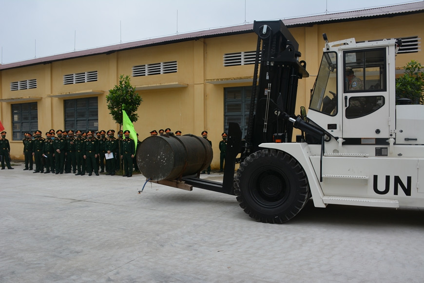 La delegación del Ministerio de Defensa verifica la capacidad de controlar y operar aparatos (Fuente: qdnd.vn)