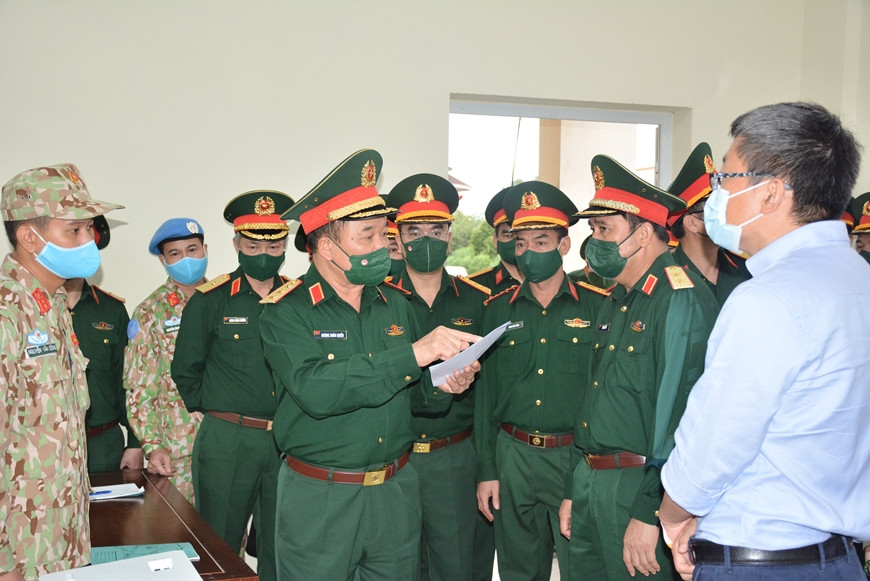 El coronel general Hoang Xuan Chien visita e inspecciona una clase de entrenamiento de transferencia con expertos extranjeros (Fuente: qdnd.vn)