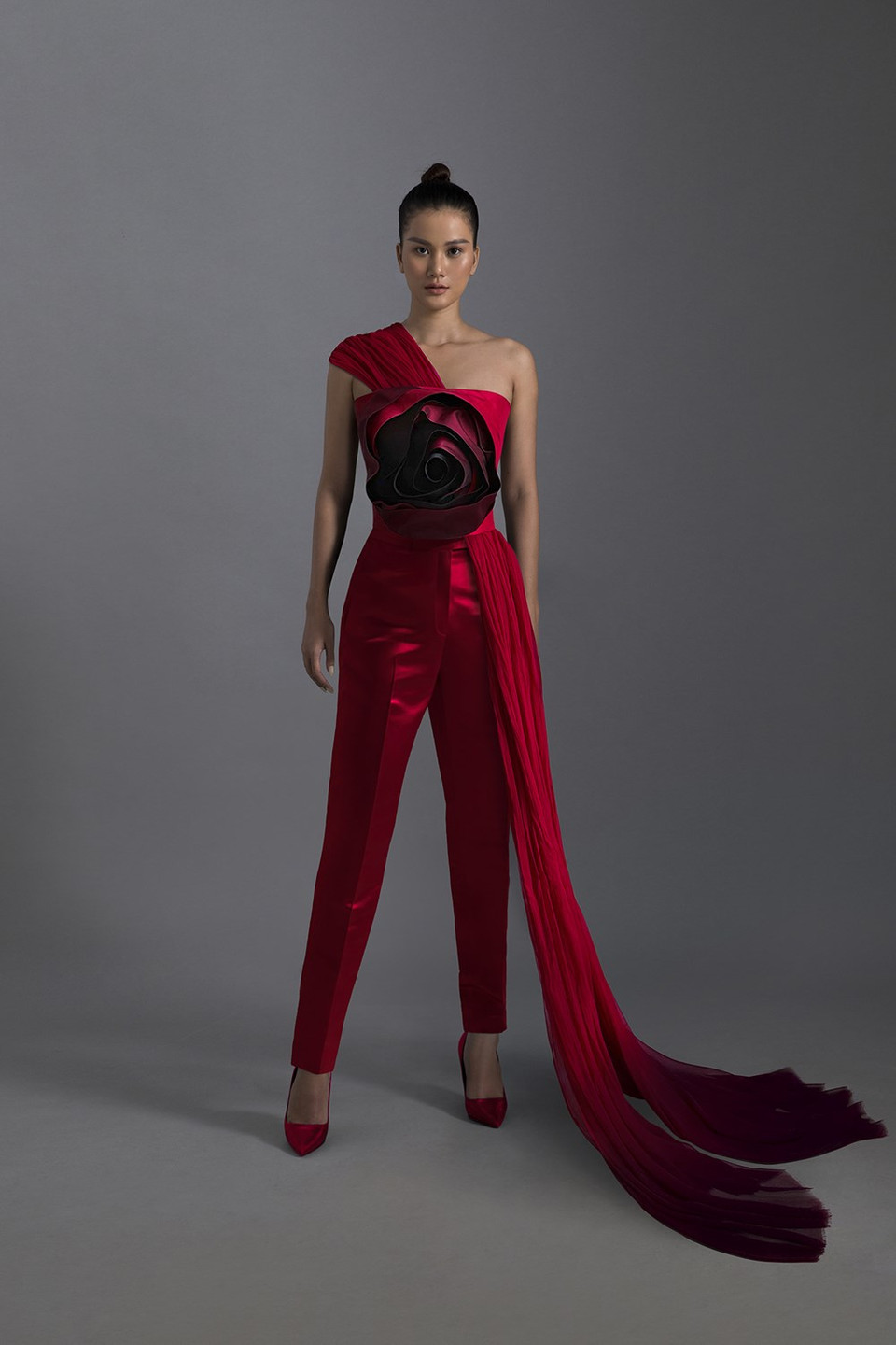 Con “Blood &amp; Tears”, Tran Hung nutre y cuida sus diseños como rosas reales, a pesar de todas las dificultades y limitaciones para alcanzar la cúspide de la creatividad y la pasión por la moda. Este año, el evento cambia su forma de organización, pues todos los desfiles de moda para hombres y mujeres se realizarán en fusión en una plataforma digitalmente neutral, lo que significa que los programas se transmitirán en vivo en el sitio. En la dirección www.londonfashionweek.co.uk también se realizarán demostraciones en vivo, según las estrictas directrices gubernamentales sobre el distanciamiento social. Según diversos medios, la plataforma digital de la Semana de Moda de Londres, lanzada en junio, seguirá actuando como el Centro Digital oficial, permitiendo que todos accedan de forma gratuita a la moda global. (Fuente: Vietnam+)