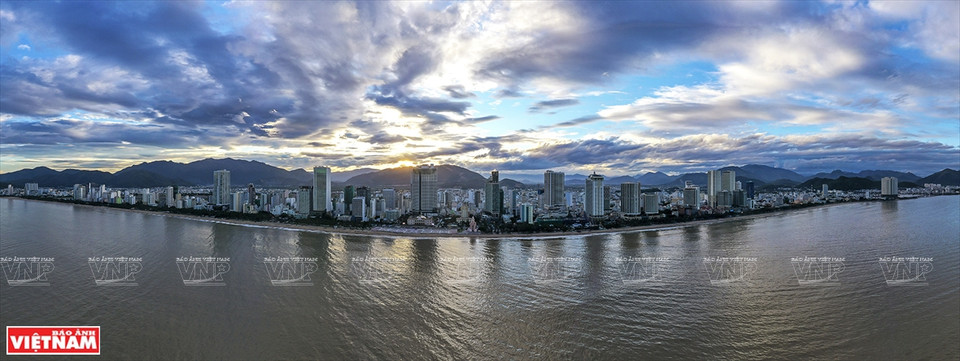 La obra "Puesta de sol de la ciudad de Nha Trang" (Fuente: VNA)