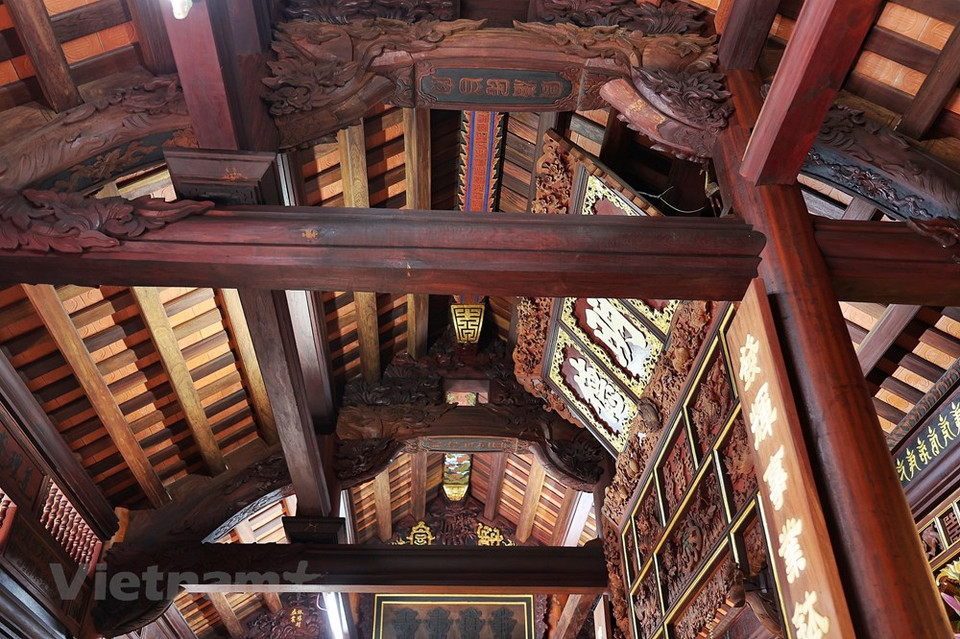 Después de ponerse en uso muchas obras, se hizo evidente que no estaban adecuadas al clima, así como a la estética tradicional y el paisaje de Hanoi. Numerosos arquitectos franceses y luego vietnamitas crearon el estilo arquitectónico indochino, en el cual se utilizaban detalles arquitectónicos tradicionales khmer y vietnamita para los techos y las decoraciones. Algunas de estas obras típicas son la Universidad de Indochina, el Buró de Finanzas, el Museo Louis Finot, el Instituto Pasteur, la Catedral Cua Bac y el Club Naval. Es necesario mencionar el estilo neogótico, que se ve a menudo en las catedrales de Hanoi . Consta de una base cruciforme con tres secciones al frente, que incluye la entrada principal en el medio con una ventana en forma de “rosa” en la parte superior, dos entradas subyacentes a ambos lados, y un campanario en lo alto (Fuente: Vietnam+)