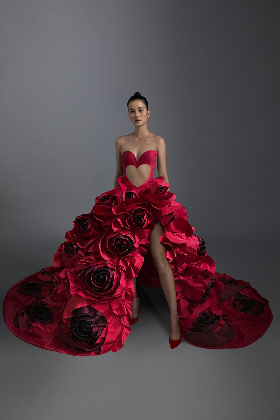 “Blood &amp; Tears” es la séptima colección del diseñador Tran Hung que aparece en la página de inicio de la Semana de la Moda de Londres después de las obras: Feminism, Menswear, Revival, La Muse, Musée D'Art, Wild. La plataforma albergará contenido multimedia exclusivo de diseñadores y socios de marcas, aportando a la colaboración y conjugando la moda, la cultura y la tecnología. Es uno de los pocos eventos internacionales que todavía se llevan a cabo en Londres, lo que demuestra la resistencia y la innovación de la industria en tiempos difíciles. Esta es la segunda vez que el renombrado diseñador vietnamita es invitado a la pasarela de moda de la London Fashion Week, pero la primera vez que su perfil aparece en la página de inicio del evento junto con otros afamados diseñadores del mundo. (Fuente: Vietnam+)