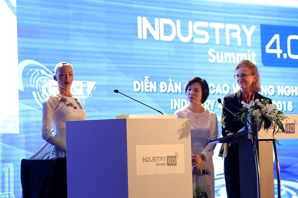 Sophia responde las preguntas de los participantes sobre el desarrollo sostenible y la aplicación de la inteligencia artificial en la producción (Fuente: VNA)