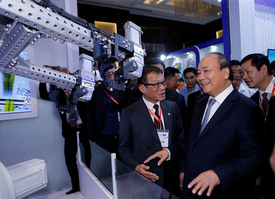 El premier Nguyen Xuan Phuc visitó un stand en la Exhibición sobre la industria 4.0 (Fuente: VNA)