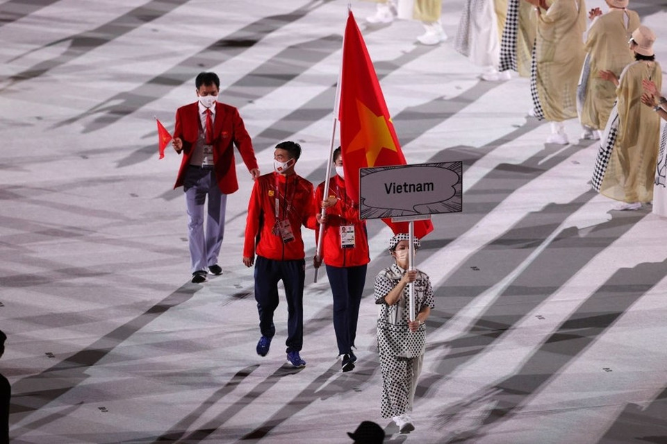 La vallista Quach Thi Lan y el nadador Nguyen Huy Hoang tienen el honor de llevar la bandera vietnamita en la ceremonia de apertura de los Juegos Olímpicos de Tokio (Imagen: Getty Images)
