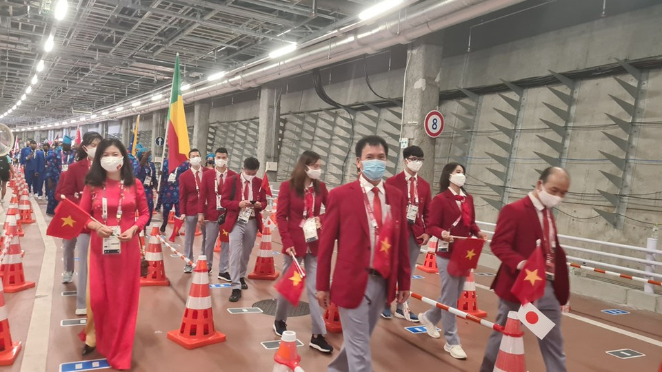 Delegación vietnamita en el túnel del estadio antes del desfile en la ceremonia (Imagen: Getty Images)