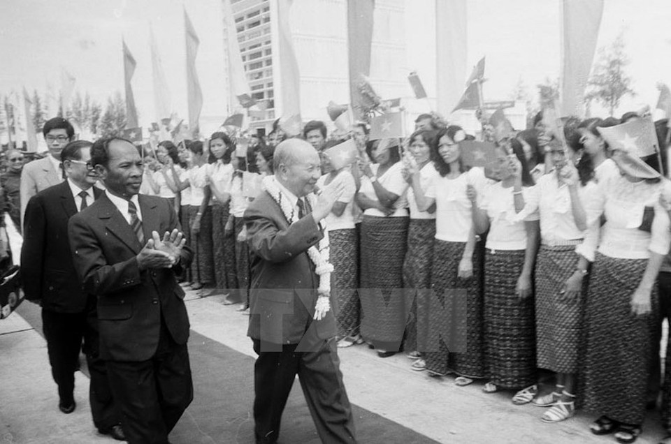 El expresidente del Consejo Gubernamental de Vietnam, Truong Trinh (en el medio), en su visita oficial a Camboya en 1985 (Fuente: VNA)