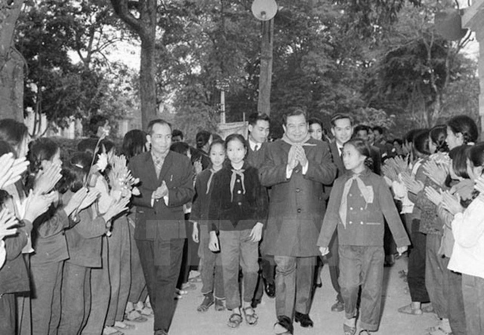 El extinto rey camboyano, Samdech Norodom Sihanouk, visita el Club Juvenil de Hanoi en su visita oficial a Vietnam en 1971 (Fuente: VNA)