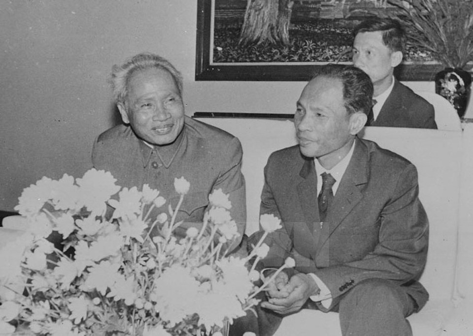 El expremier vietnamita, Pham Van Dong, y el presidente del Frente Unido para la Salvación Nacional de Camboya, Heng Samrin, en un encuentro en Hanoi en 1979 (Fuente: VNA)