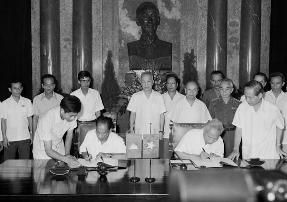 Acto de firma de la Declaración conjunta Vietnam- Camboya en ocasión de la visita del presidente del Frente Unido para la Salvación Nacional de Camboya, Heng Samrin, a Vietnam en 1979 (Fuente: VNA)