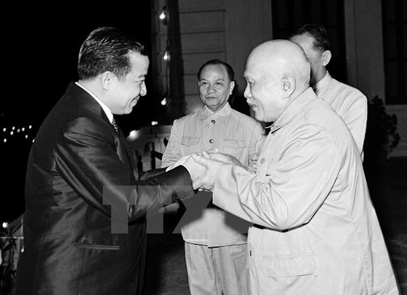 El extinto rey camboyano, Samdech Norodom Sihanouk, fue recibido por el expresidente de Vietnam, Ton Duc Thang, en su visita oficial a Vietnam en 1970 (Fuente: VNA)