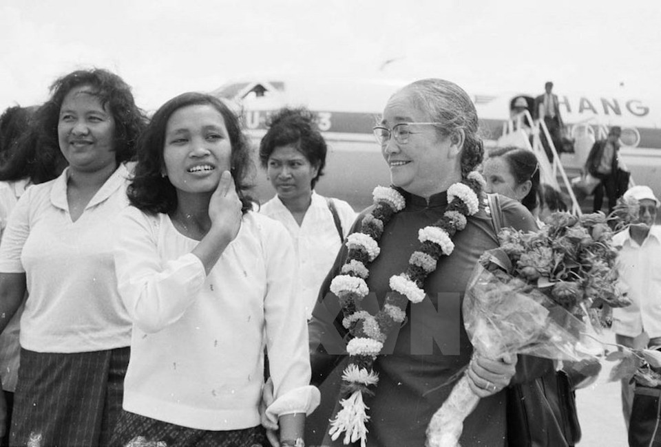 La compañera Nguyen Thi Dinh, presidente de la Unión de Mujeres Vietnamitas, arribó a Phnom Penh para participación en una conferencia sobre la emulación de la Unión de féminas camboyanas (Fuente: VNA)