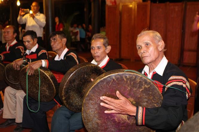 Artistas locales interpretan Gongs - instrumento músical de percusión reconocido por la UNESCO como Patrimonio Oral e Intangible de la Humanidad. (Fuente: VNA) 