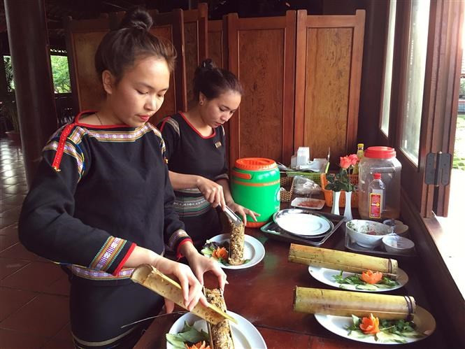Com lam (arroz pegajoso al vapor en los tubos de bambú) – un plato delicioso del grupo étnico Ede (Fuente: VNA)