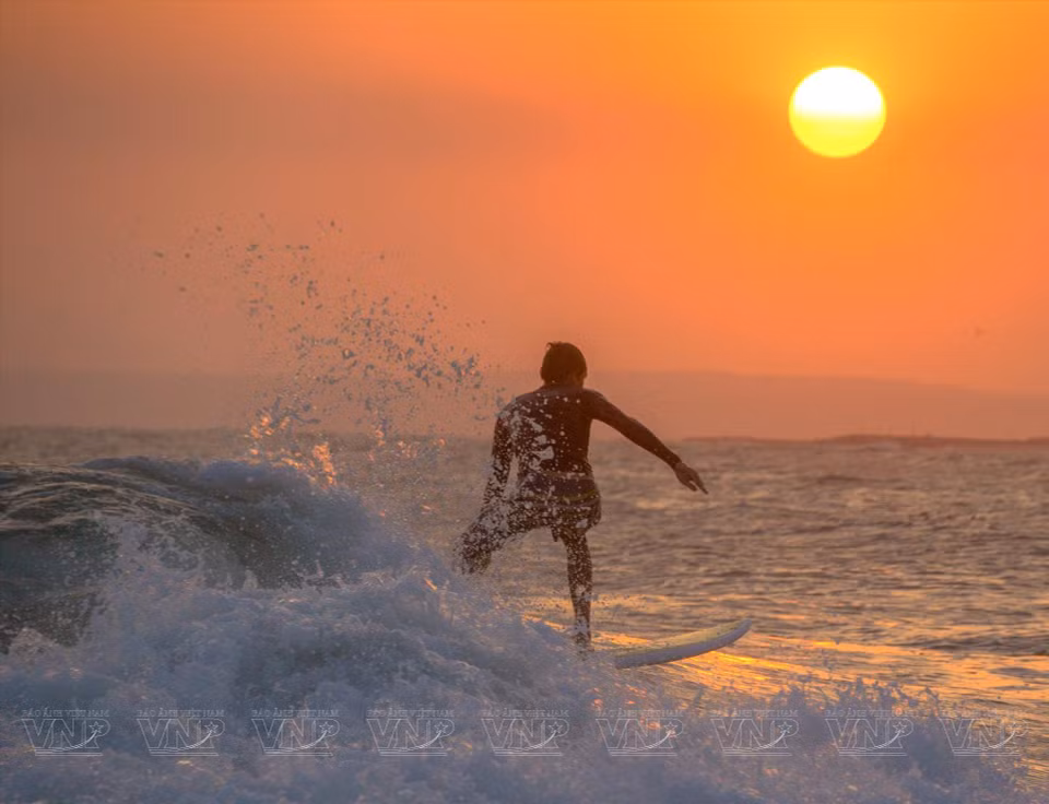 Los visitantes extranjeros vienen a Mui Ne para experimentar el windsurf. (Foto: Huu Thanh)