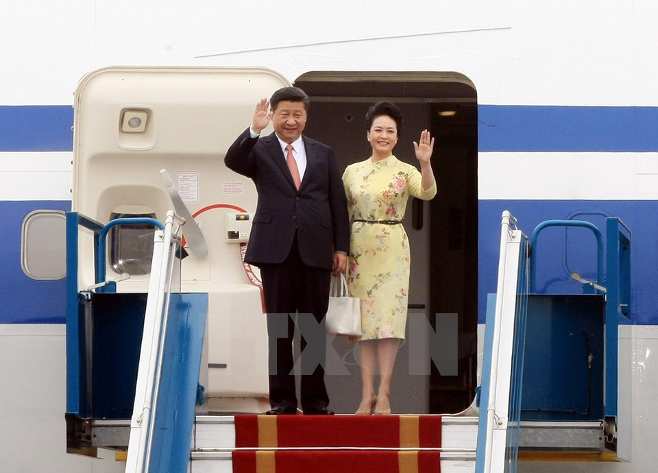 Xi Jinping y su esposa llegan al aeropuerto Noi Bai (Fuente: VNA)
