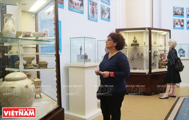 La muestra atrae la atención de visitantes extranjeros.