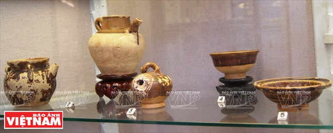 Tetera, recipiente y bol de cerámica vietnamita, siglo XV – XVI. 