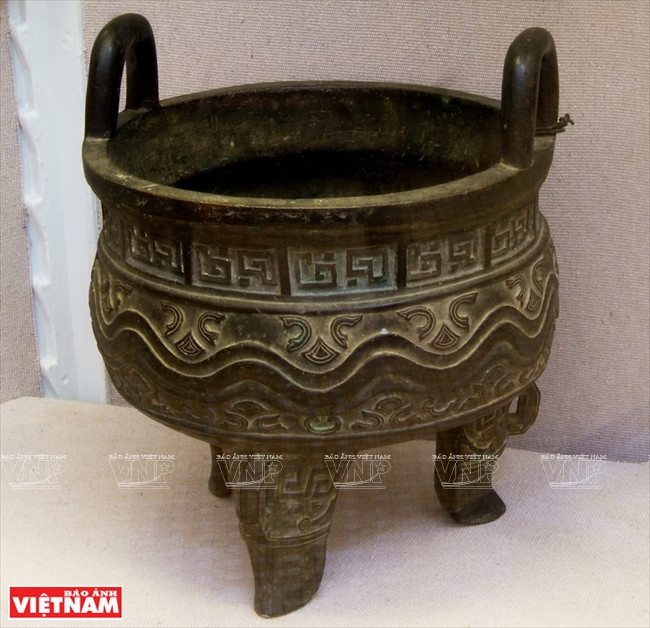 Pebetero metal datado de la dinastía Zhou (1046 ANE – 256 ANE) de China. 