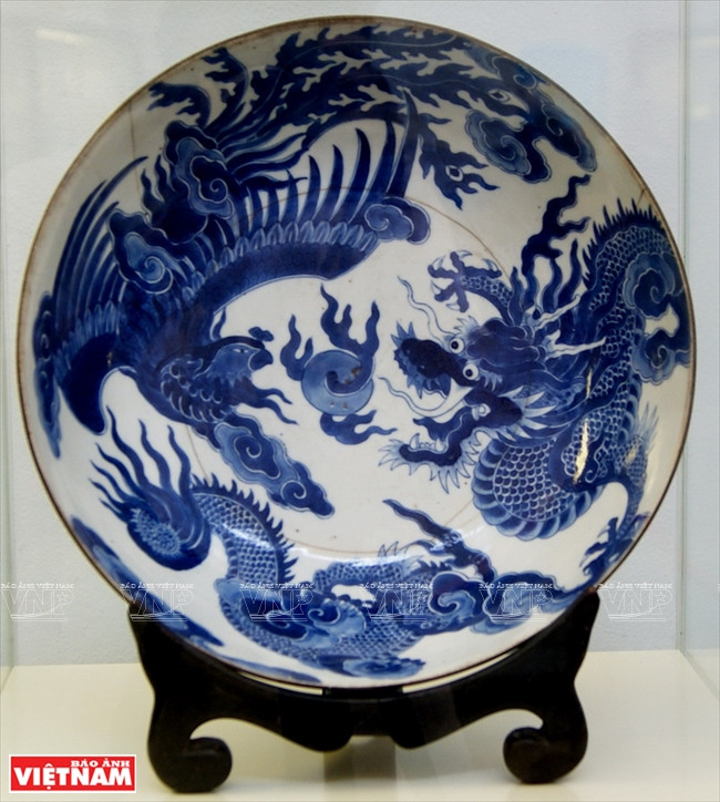 Bol cerámico procedente de China datado del siglo XVIII, donado por el culturalista vietnamita Vuong Hong Sen.