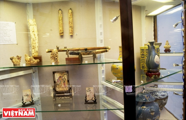 Sellos, pipas, cuadros y navetas hechos de hueso, marfil, cerámica y madera datados del siglo XIX – XX. 