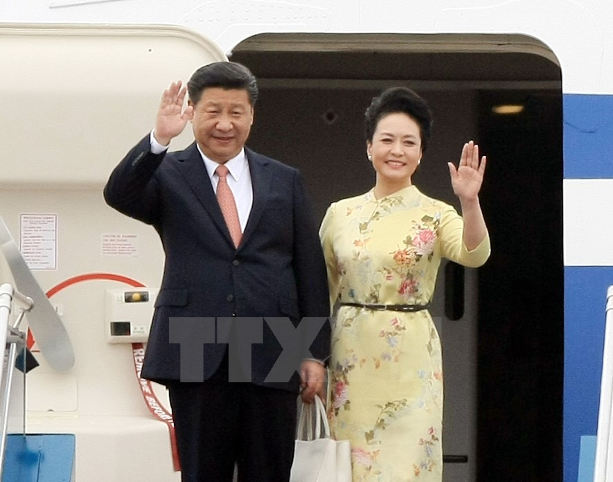 Xi Jinping y su esposa llegan al aeropuerto Noi Bai (Fuente: VNA)