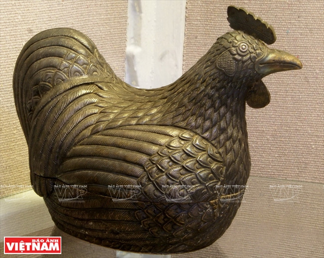 Caja con figura de gallo, bronce, siglo XX, procedente de Cambodia.