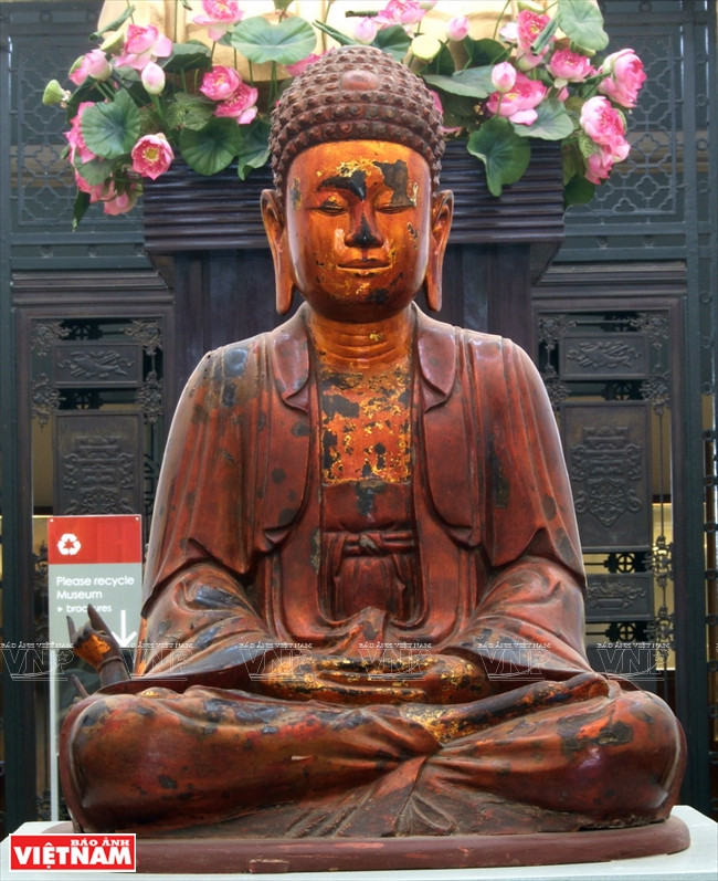 Estatua de Buda, madera, siglo XIX, concedida por la administración estatal.