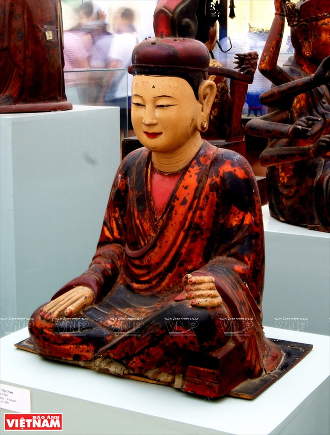 Estatua de una Diosa Madre, madera, siglo XX. 