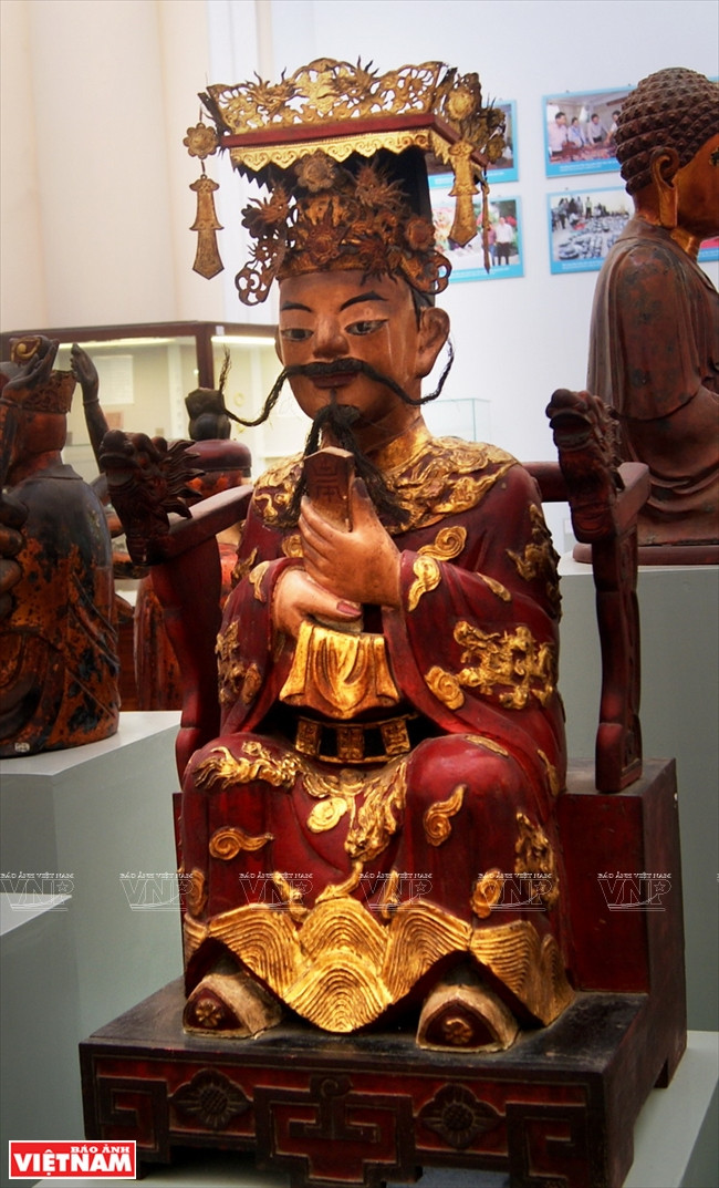 Estatua de un Thanh Hoang (dios protector de cada aldea), madera, siglo XIX. 