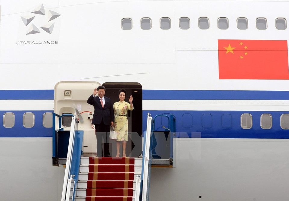 Xi Jinping y su esposa llegan al aeropuerto Noi Bai (Fuente: VNA)
