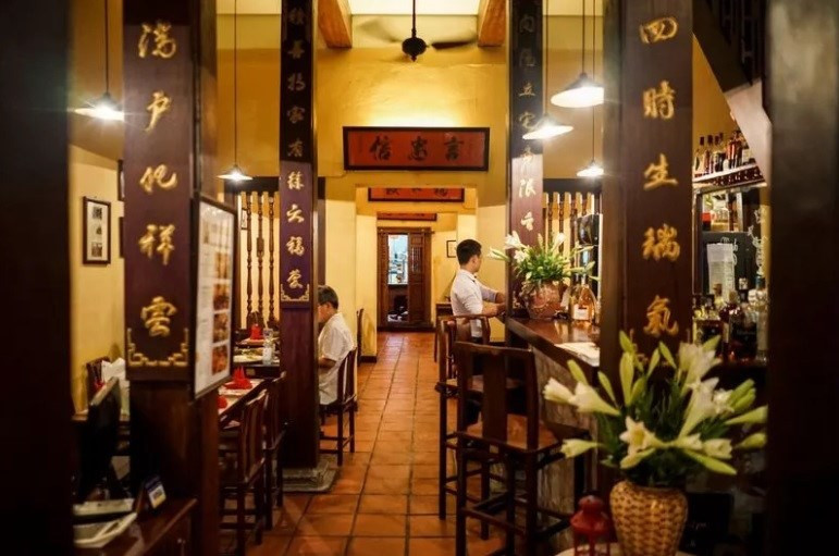 Cena a las ocho y media de la noche en un restaurante (Fuente: VNA)