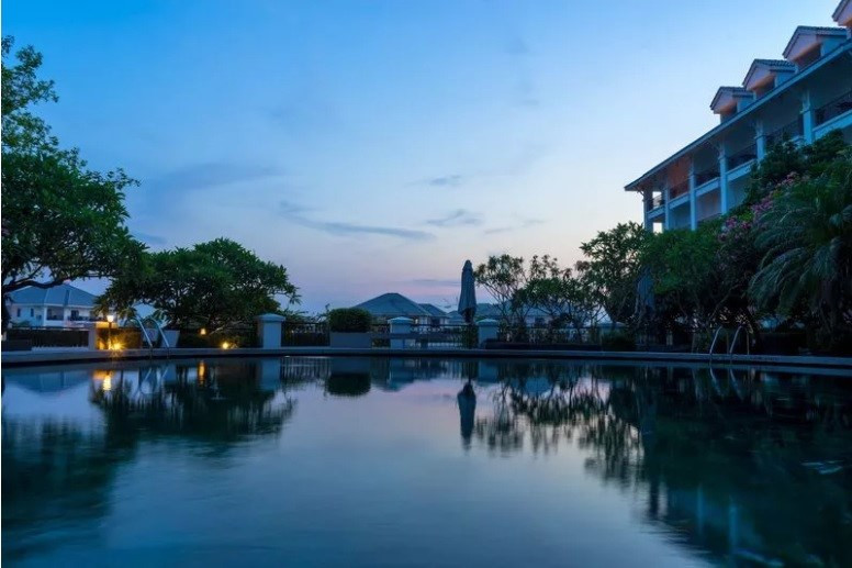 Nadar en la piscina del hotel (Fuente: VNA)