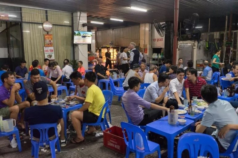 Cerveza a las cinco de la tarde en la orilla del Lago del Oeste (Fuente: VNA)
