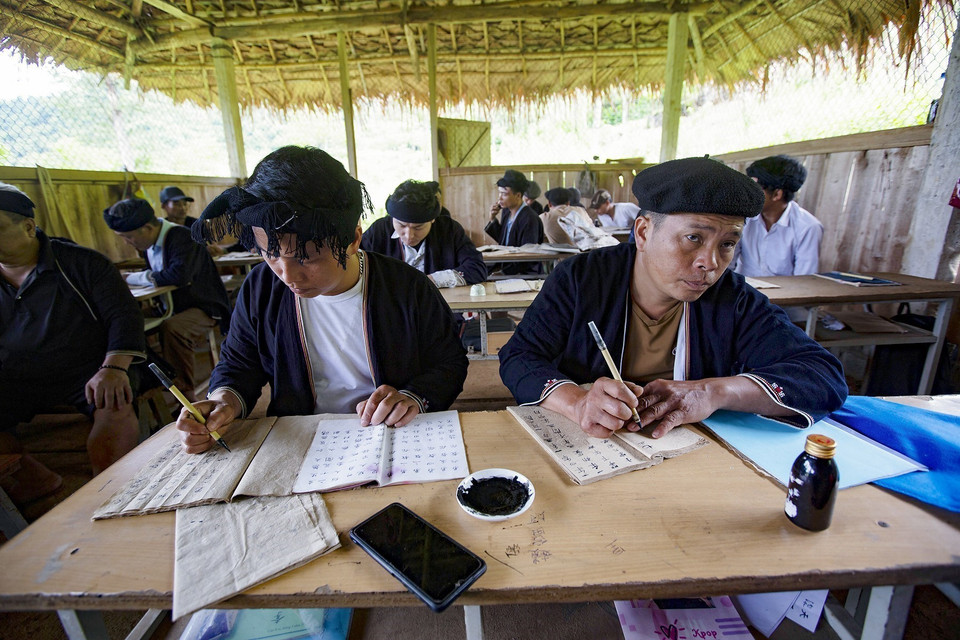 La clase de la letra Nom Dao, del señor Henh, cuenta con varios estudiantes de diferentes edades. (Foto: VNA)