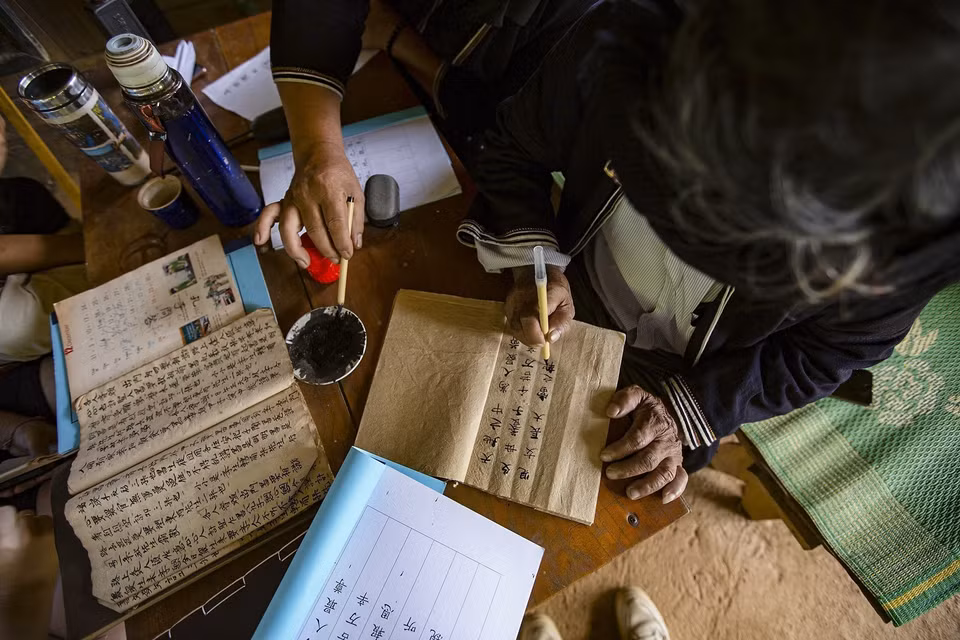 Cuando tiene tiempo libre, Ly Van Henh compone libros sobre la letra de la minoría étnica Dao Tien. (Foto: VNA)
