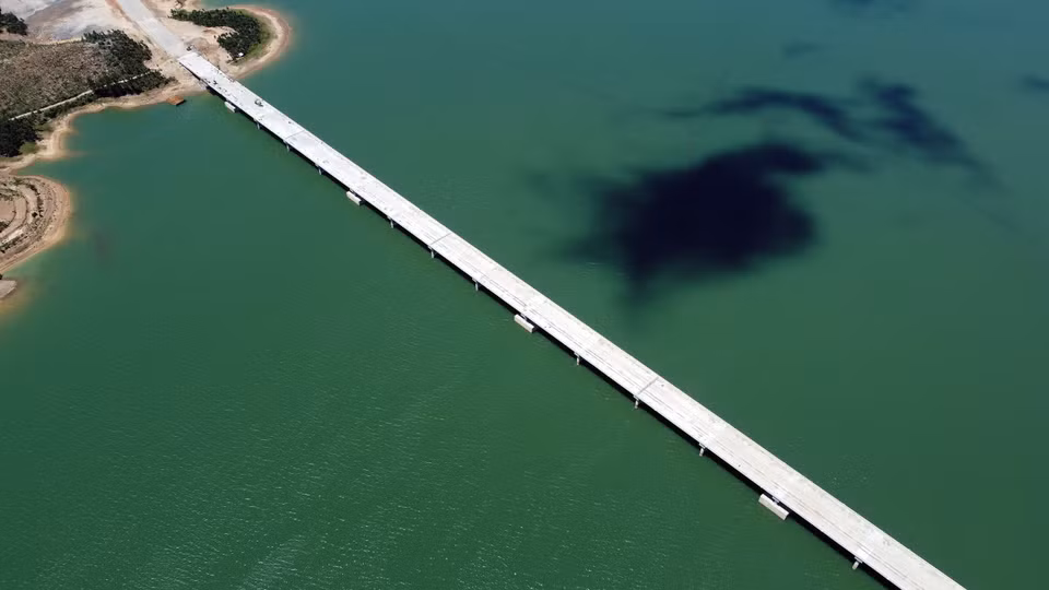 El paso elevado sobre el lago de Yen My tiene una longitud de casi un kilómetro, el más largo de su tipo en la autopista Norte - Sur (Fuente: VNA) 