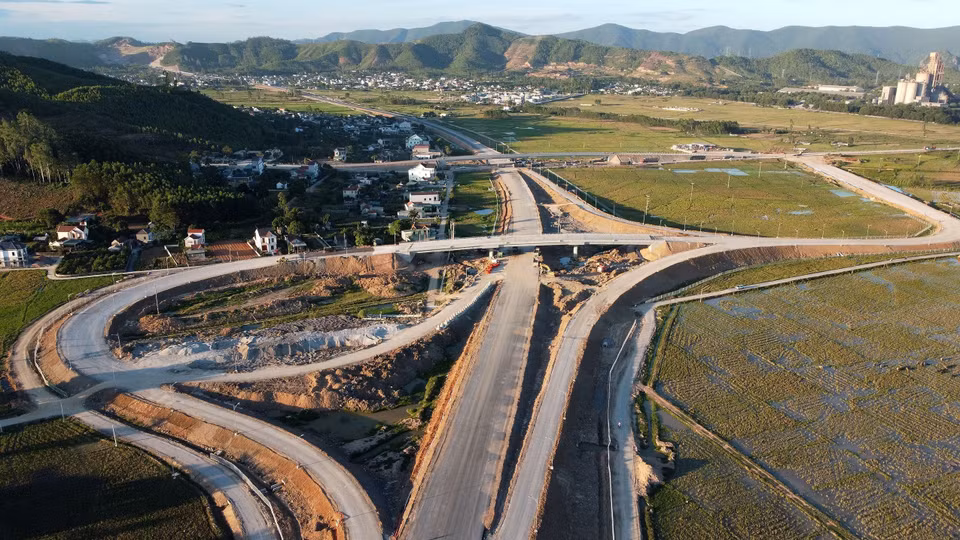 El enlace entre la autopista Nghi Son - Dien Chau y la ruta nacional 48D, en la provincia de Nghe An, está en la fase final de construcción. (Fuente: VNA) 