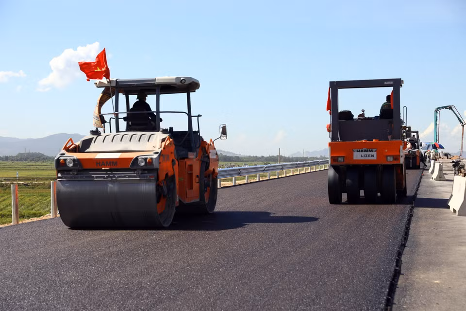 El Ministerio de Transporte insta a los contratistas a aprovechar las condiciones climáticas favorables para realizar la construcción y abrirla al tráfico de acuerdo con lo planeado. (Fuente: VNA) 