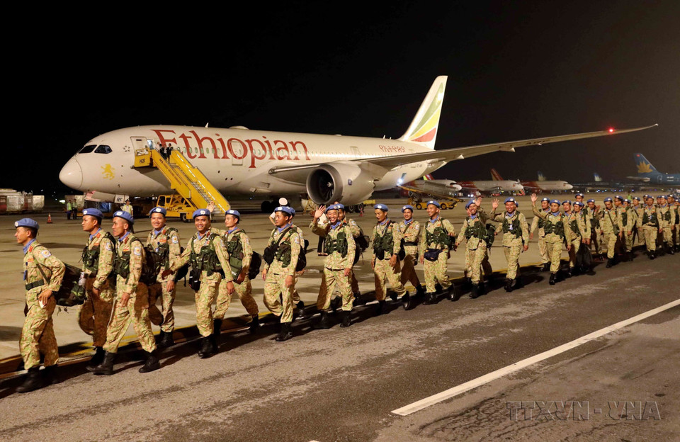 El primer equipo de ingenieros militares de Vietnam llega al Aeropuerto Internacional de Noi Bai, en Hanoi, después de completar la misión en la Fuerza Provisional de Seguridad de las Naciones Unidas para Abyei (UNISFA). (Foto: VNA)