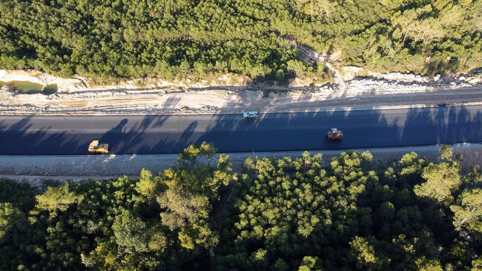La construcción de la parte superior de asfalto en la superficie de la autopista Nghi Son - Dien Chau. (Fuente: VNA) 