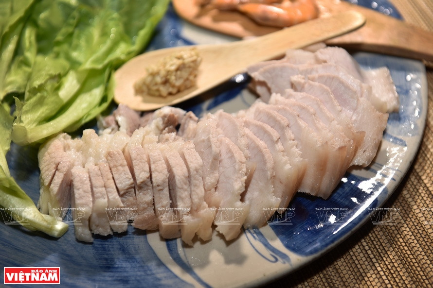 El tocino se hierve y corta en pedazos (Foto: VNA)