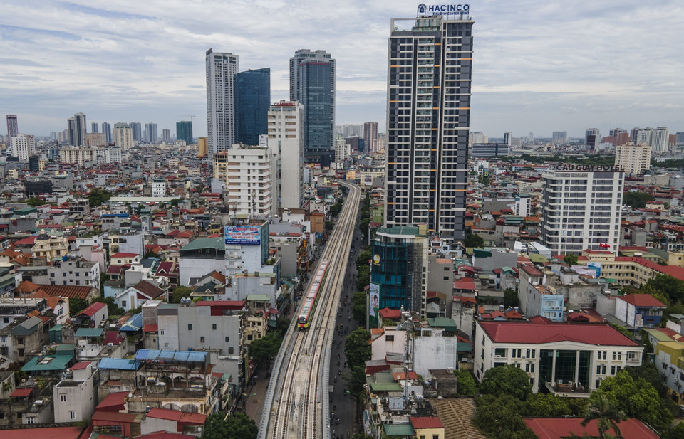 El tren atraviesa la calle Xuan Thuy. (Foto: VNA)