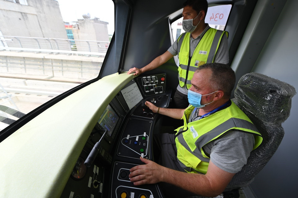 Los ingenieros manejan el tren. (Foto: VNA)