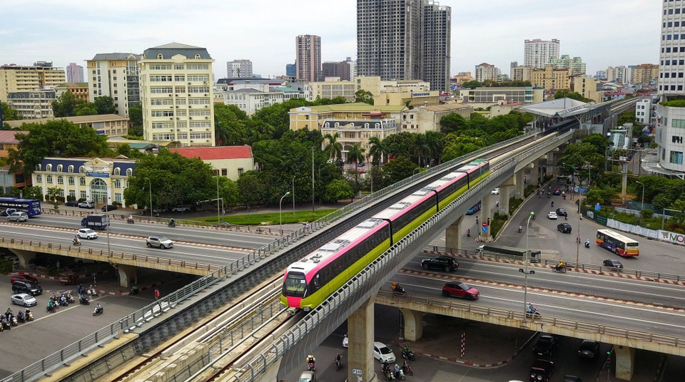 El tren pasa por la intersección Cau Giay-Pham Van Dong. (Foto: VNA)